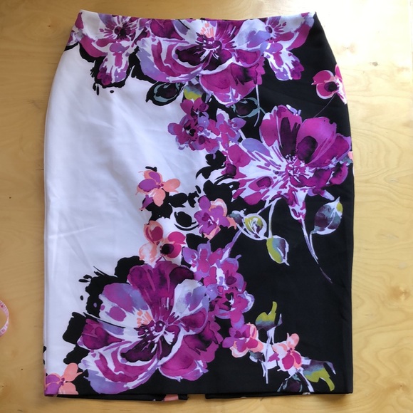 White House Black Market Dresses & Skirts - WHBM Women’s Floral Print Skirt Sz 10